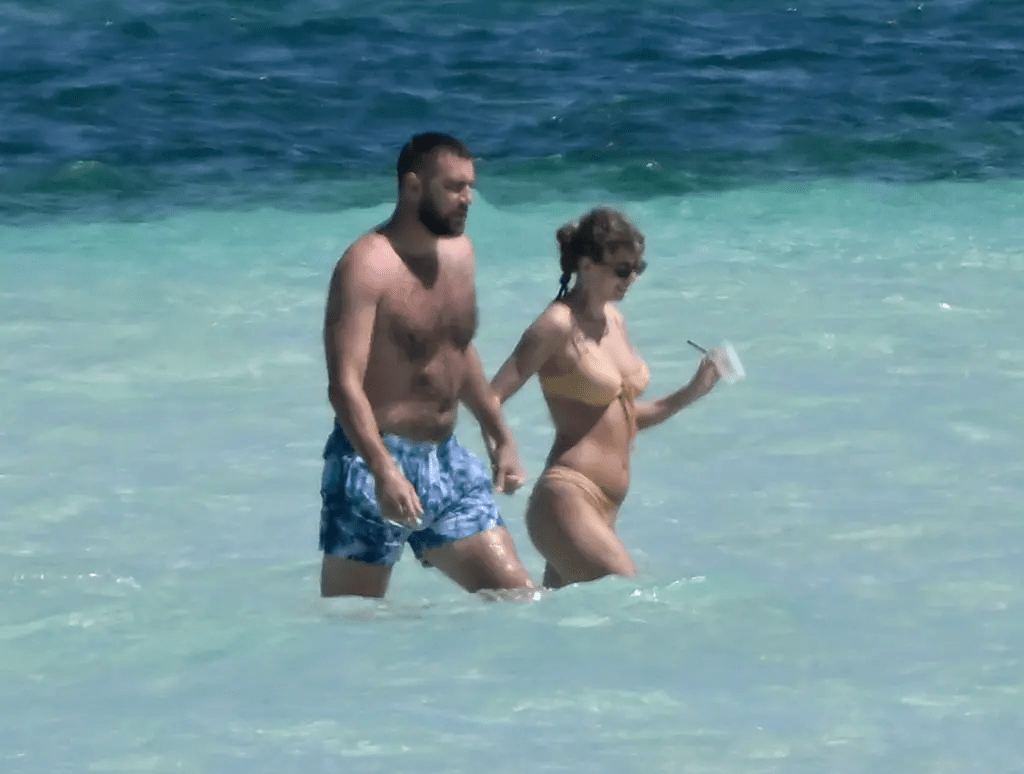 Taylor Swift y Travis Kelce se caen de columpio