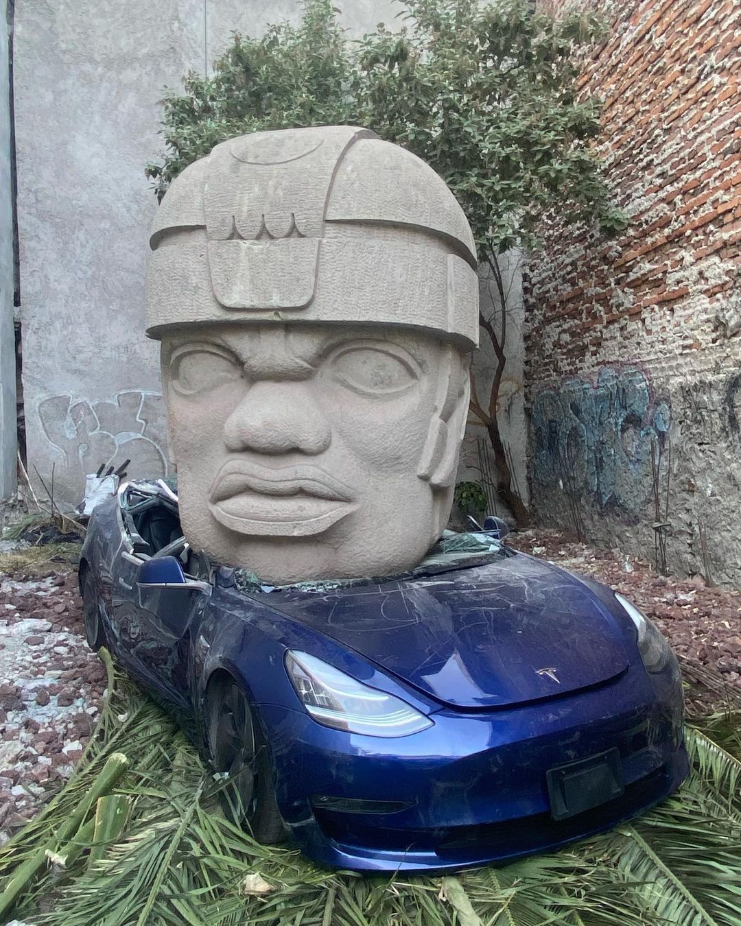 Tesla aplastado por cabeza Olmeca se hace viral 