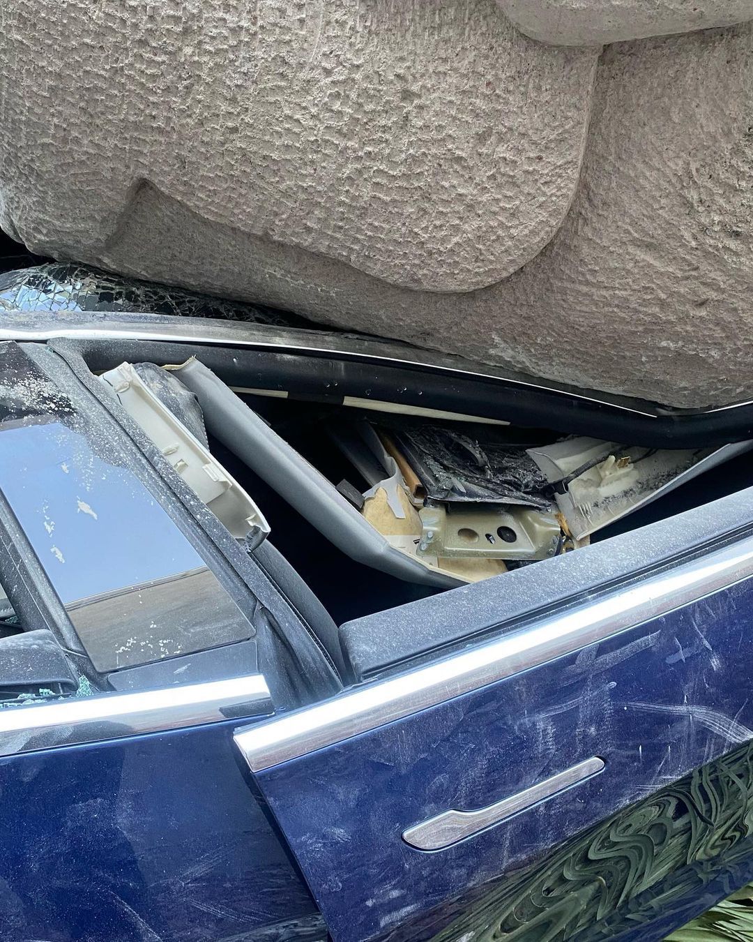 Tesla aplastado por cabeza Olmeca se hace viral 