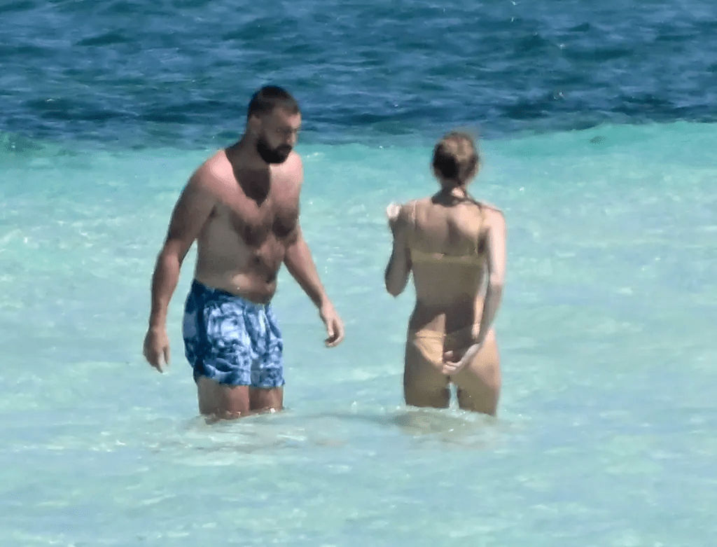 Así se cayeron Taylor Swift y Travis Kelce de un columpio