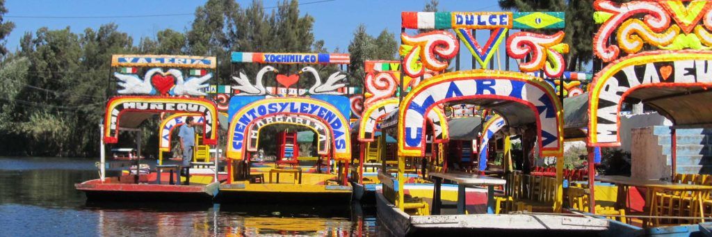 turista pasea en trajinera de Xochimilco en traje de baño