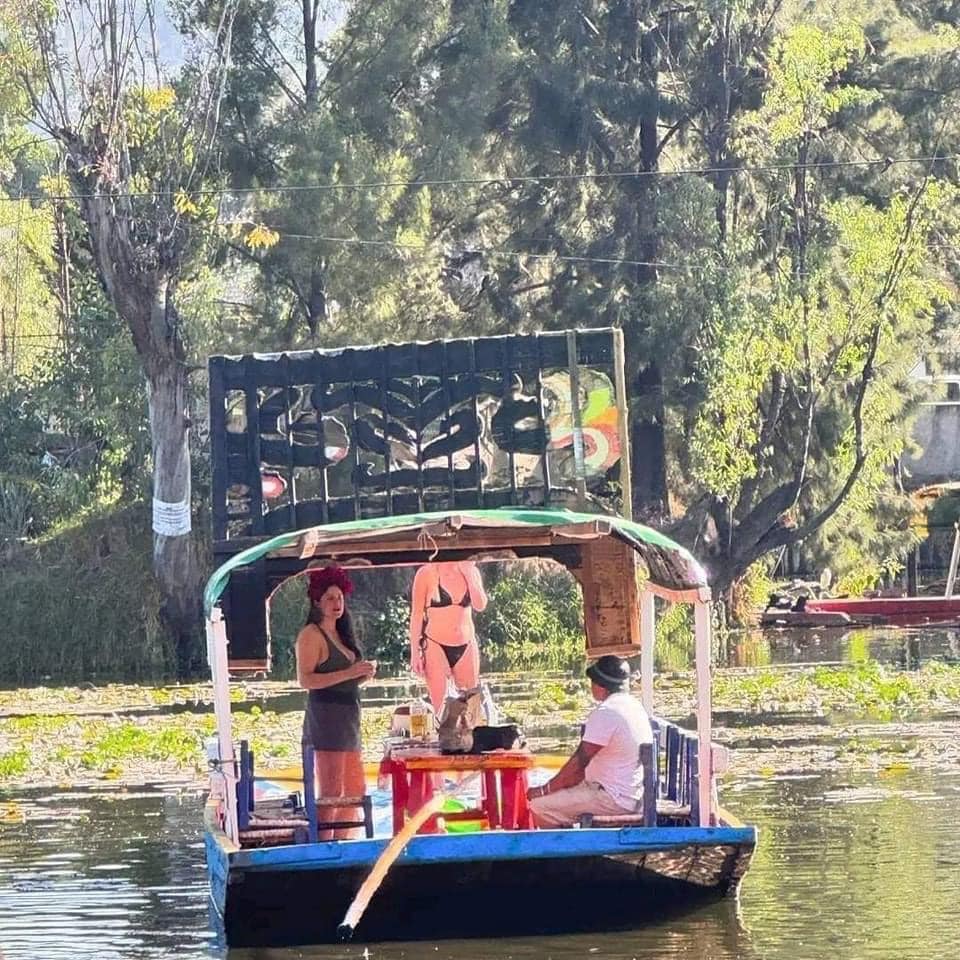 turista pasea en Xochimilco en bikini