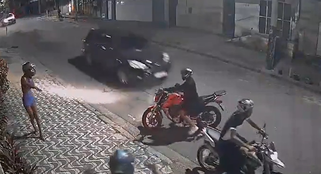 Conductor embiste a ladrones en moto