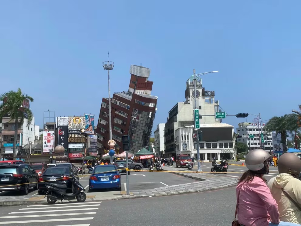 Así quedaron edificios tras sismo en Taiwán