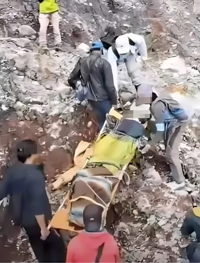 elementos rescatan el cuerpo de la turista