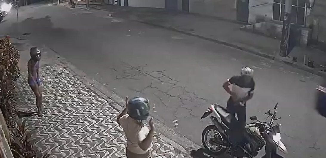 Video de asalto a pareja en motocicleta