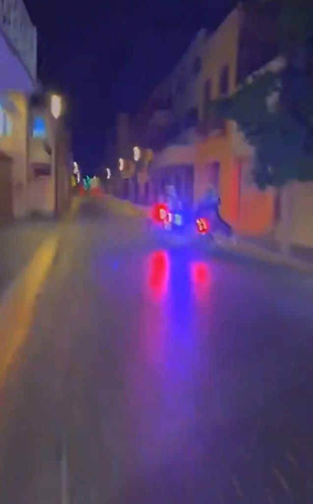 Motociclista choca contra policía 