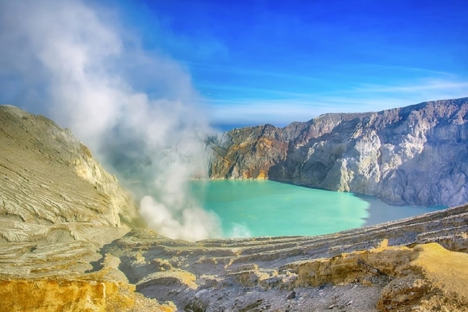muere turista al caer a cráter de Volcán en Indonesia
