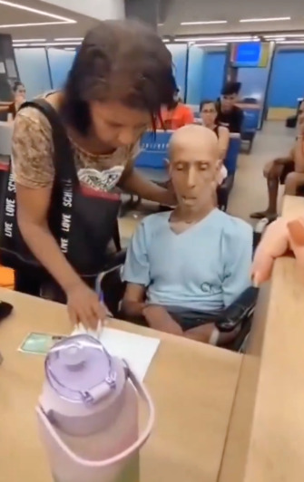 Mujer lleva cadáver de su tío al banco para préstamo