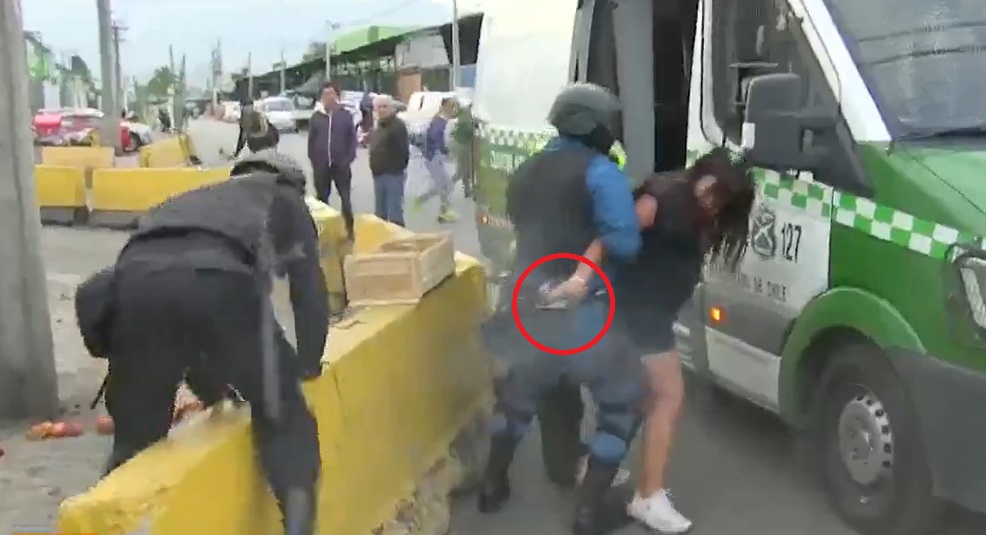 Mujer roba arma y dispara durante transmisión en vivo