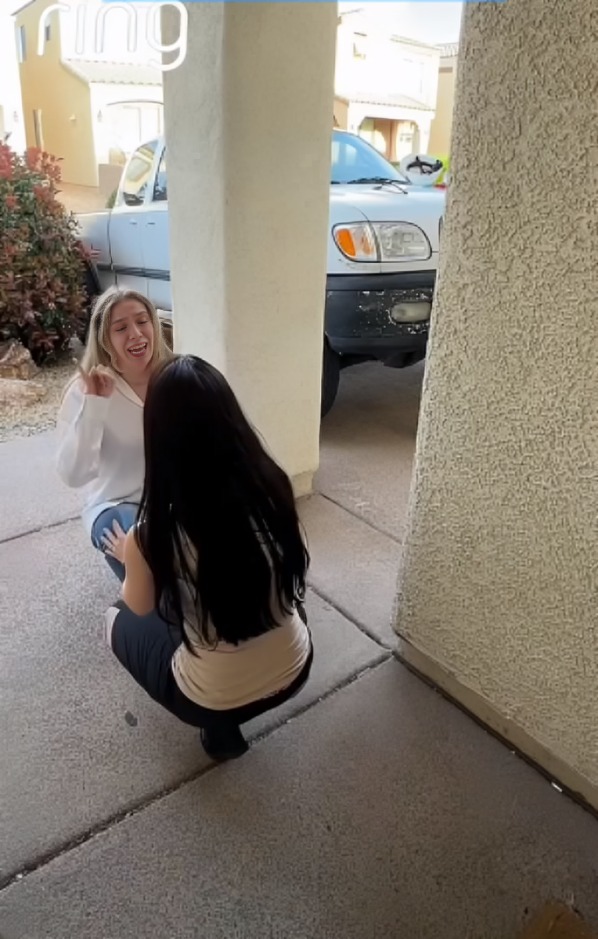 mujer se derrumba al escuchar la voz de su mejor amiga