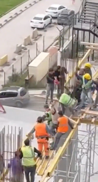 Pelea de albañiles en plena obra se vuelve viral 