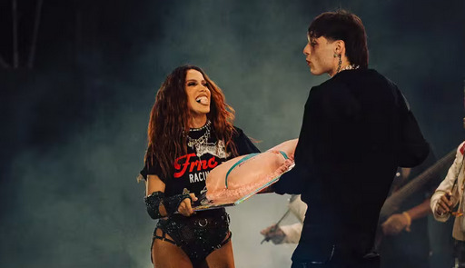 Peso Pluma habla de su beso con Anitta durante concierto