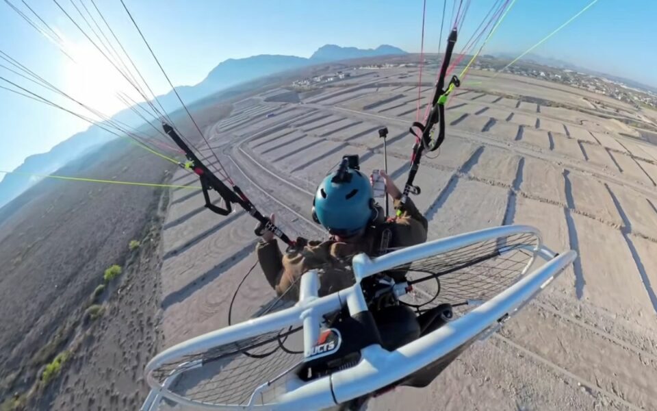 Piloto Anthony Vella en las alturas