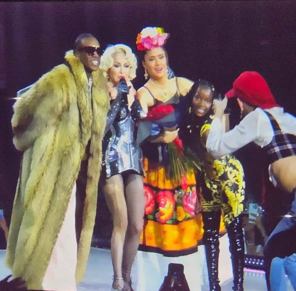 Salma Hayek con madonna en el Palacio de los Deportes 