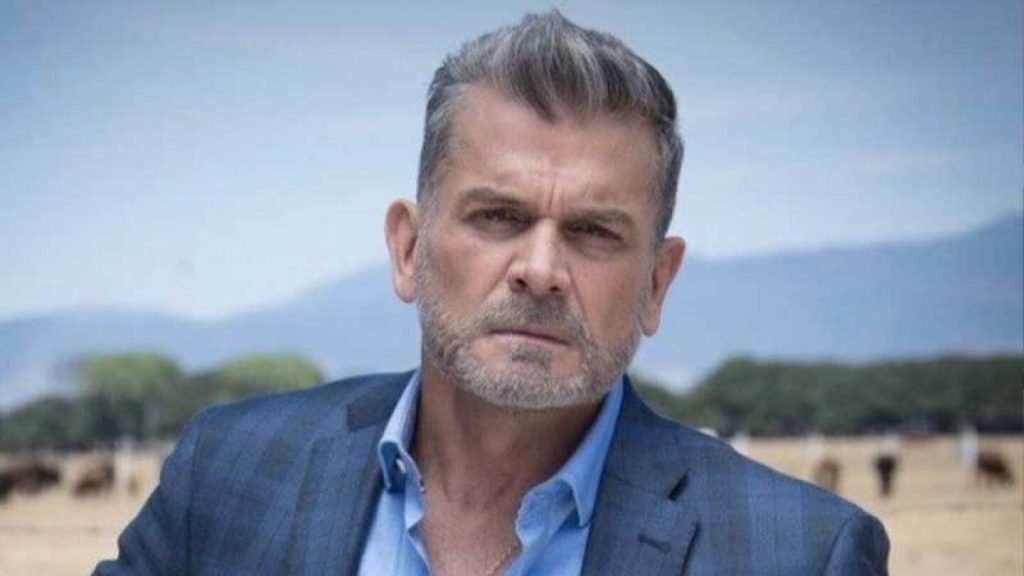 Sergio Basáñez reaprece vendiendo caldo de huesos