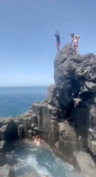 Turista se estrella contra rocas tras lanzarse de acantilado