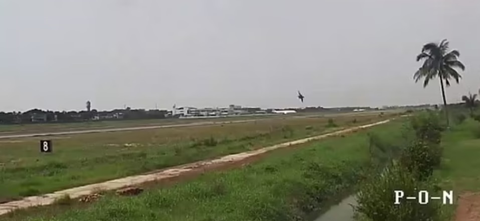 Piloto intenta hacer maniobra de Top Gun