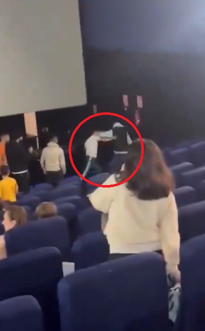 Boxeador defiende a mujer en sala de cine