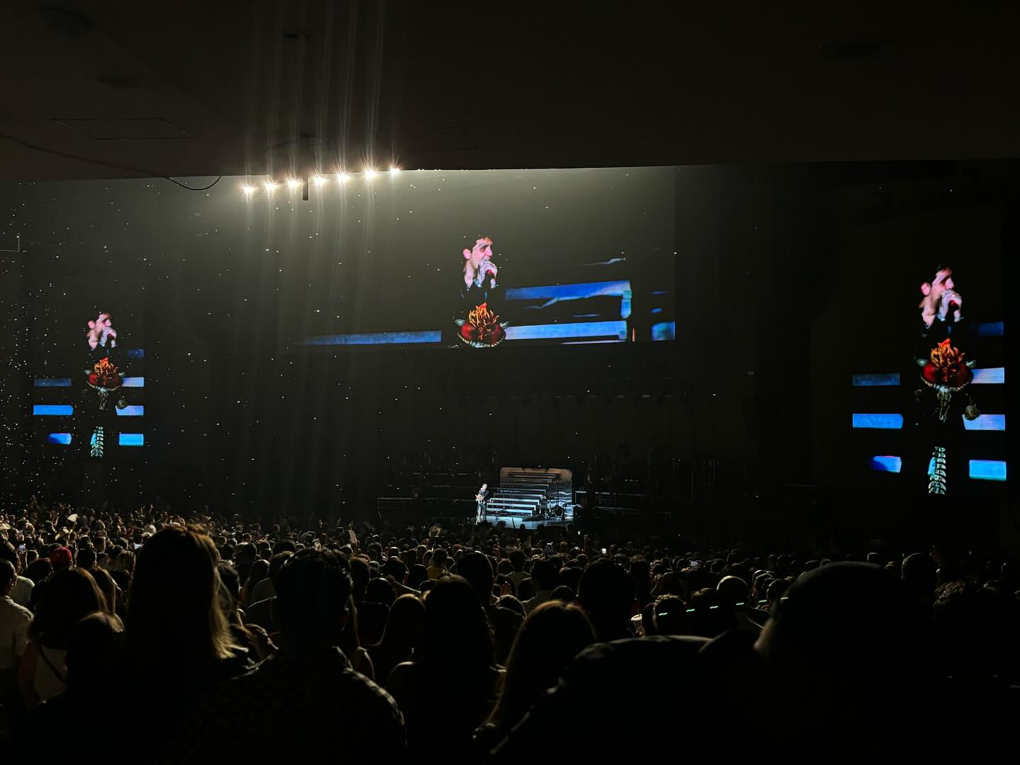 Christian Nodal canta Brillas de León Larregui