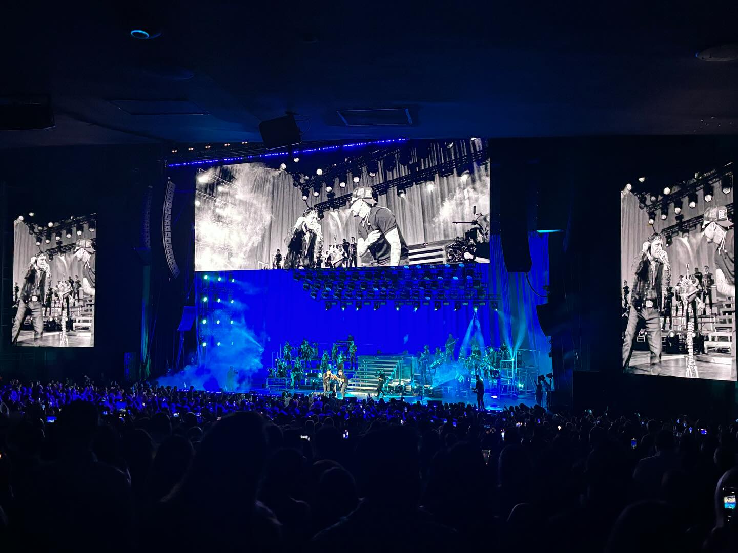 Christian Nodal canta Brillas de León Larregui