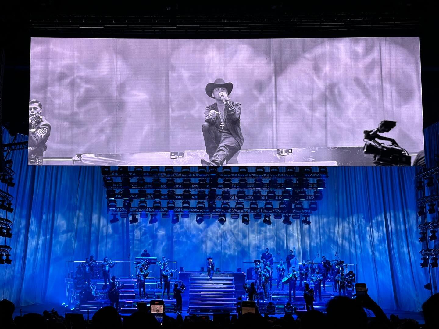 Christian Nodal canta Brillas de León Larregui