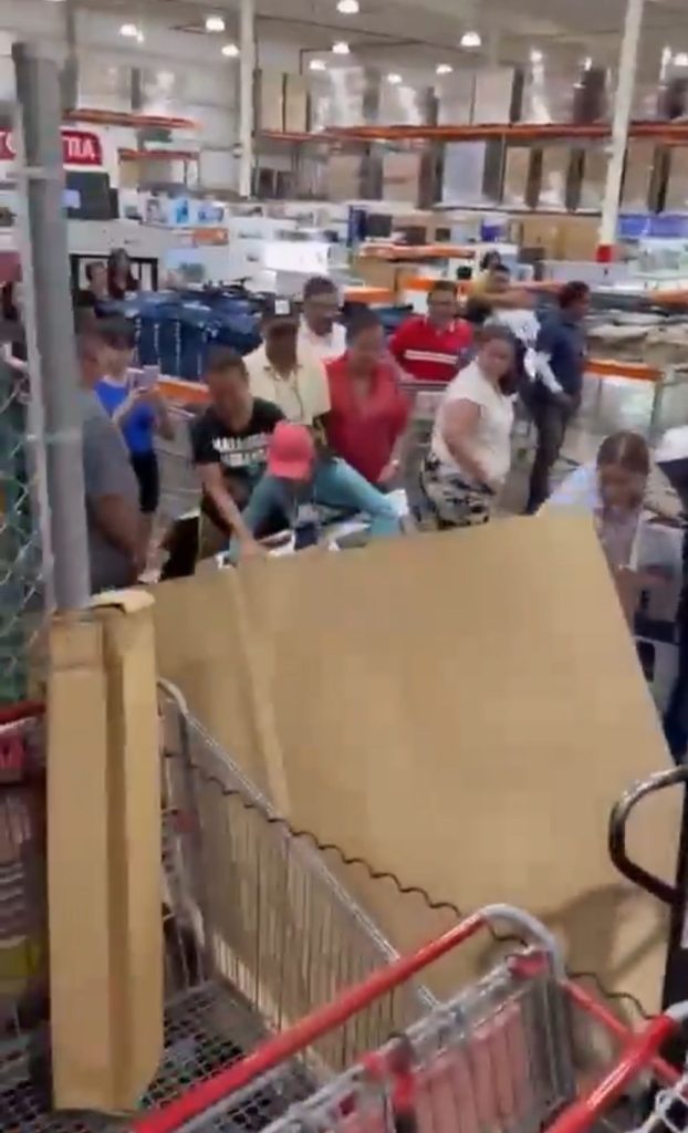 Pelea en Costco por ventilador