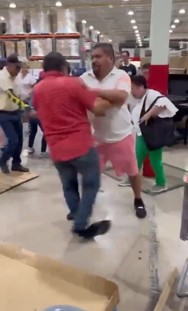 Pelea en Costco por ventilador