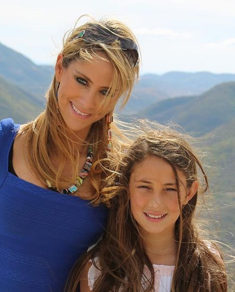 Hija de Inés Sainz de niña