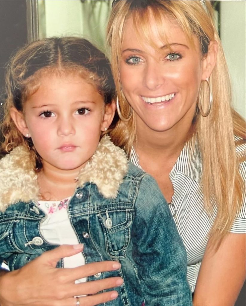 Hija de Inés Sainz de pequeña
