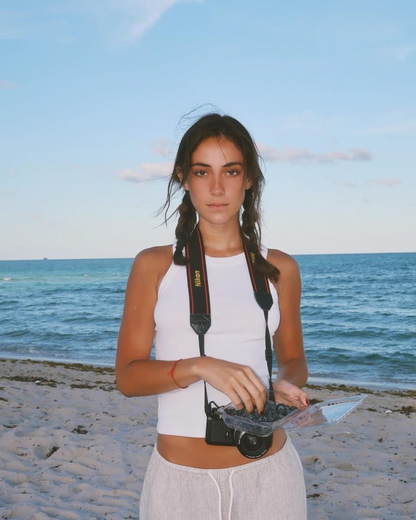 Hija de Inés Sainz en la playa