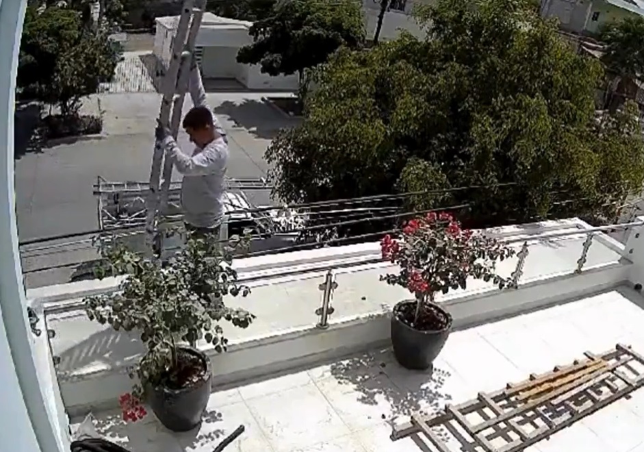 Hombre sufre descarga eléctrica en una azotea