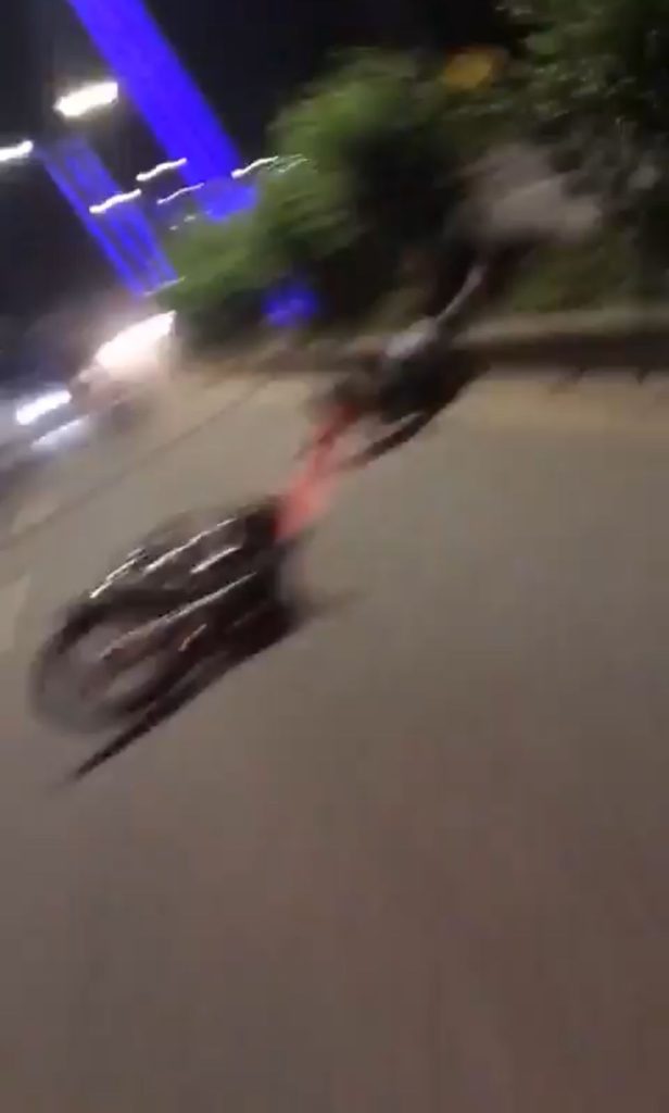 JOven accidente en motos