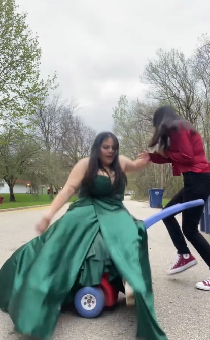 Joven cae encima de niña durante video