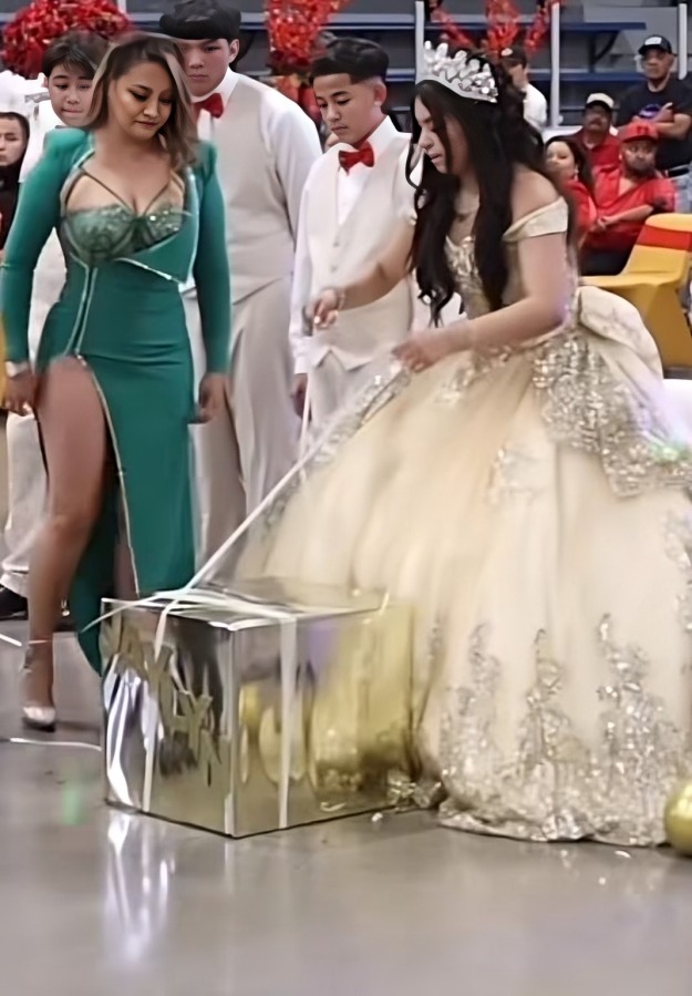 Mamá y quinceañera abriendo regalo