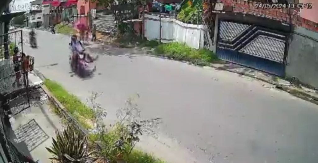 Motociclista atropella a menor