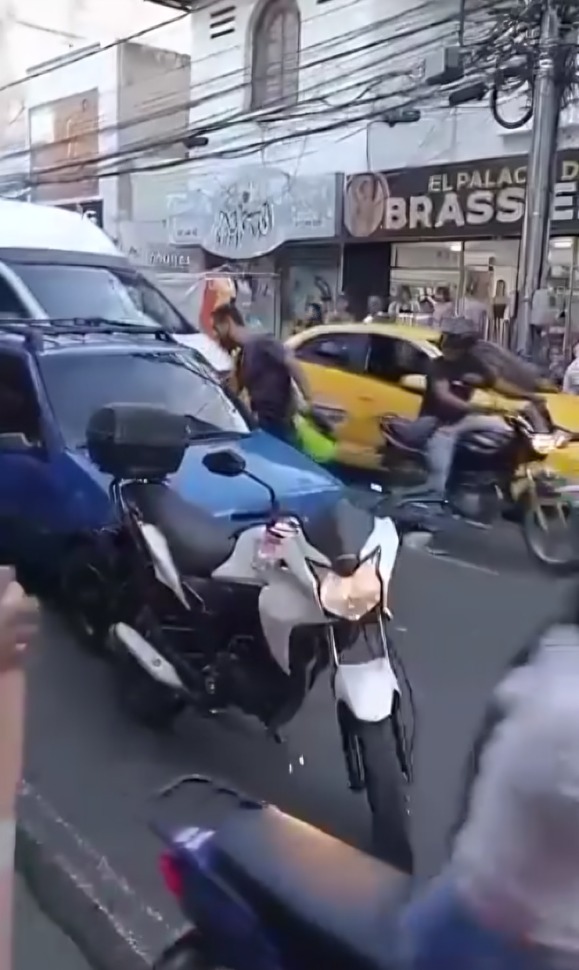 motociclista buscaba pelea con conductor