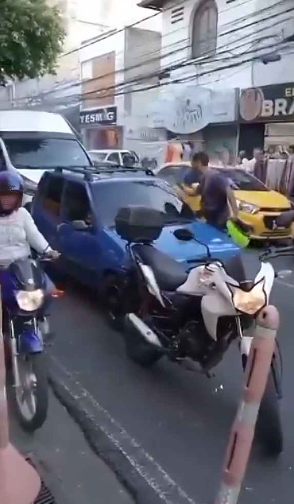 motociclista desafía a conductor en plena calle