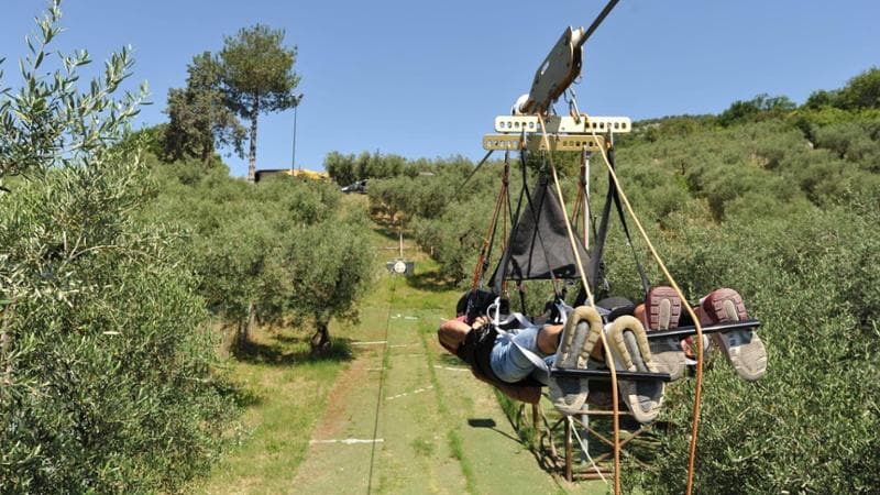 Mujer cae de tirolesa y muere frente a sobrinas en Italia