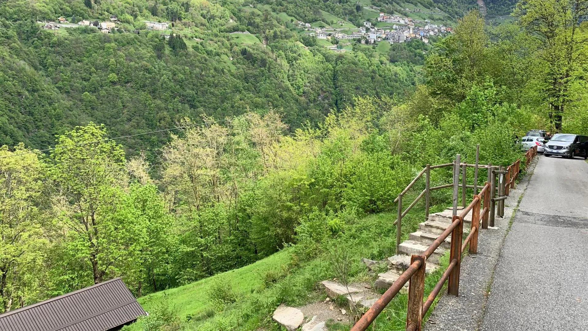 Mujer cae de tirolesa y muere frente a sobrinas en Italia