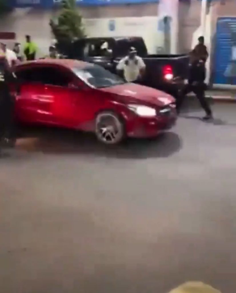 Mujer intenta huir de reten policial 