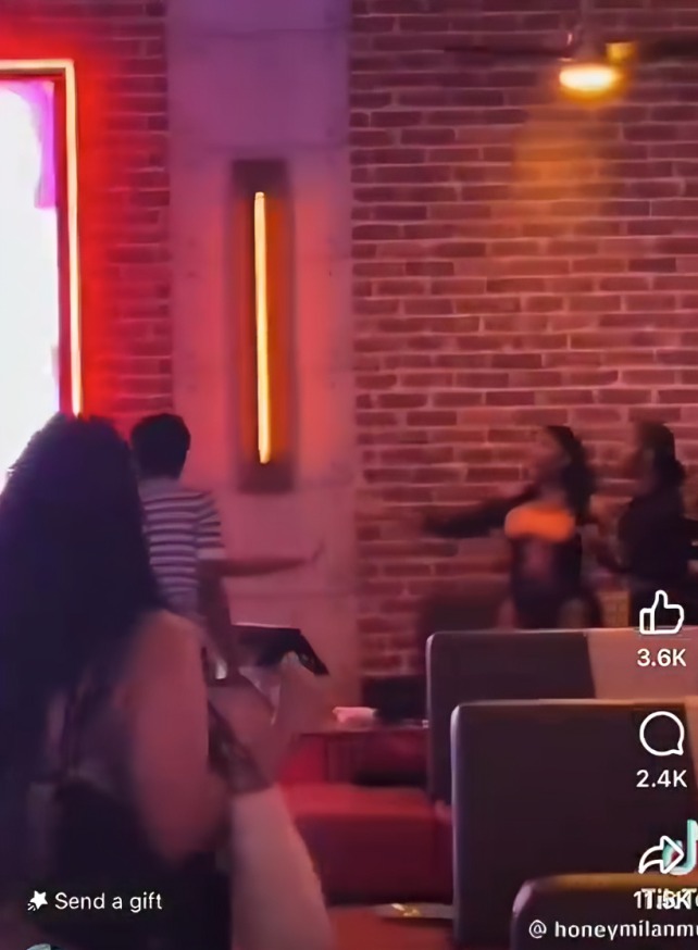 mujer lanza lola de boliche contra otra; video