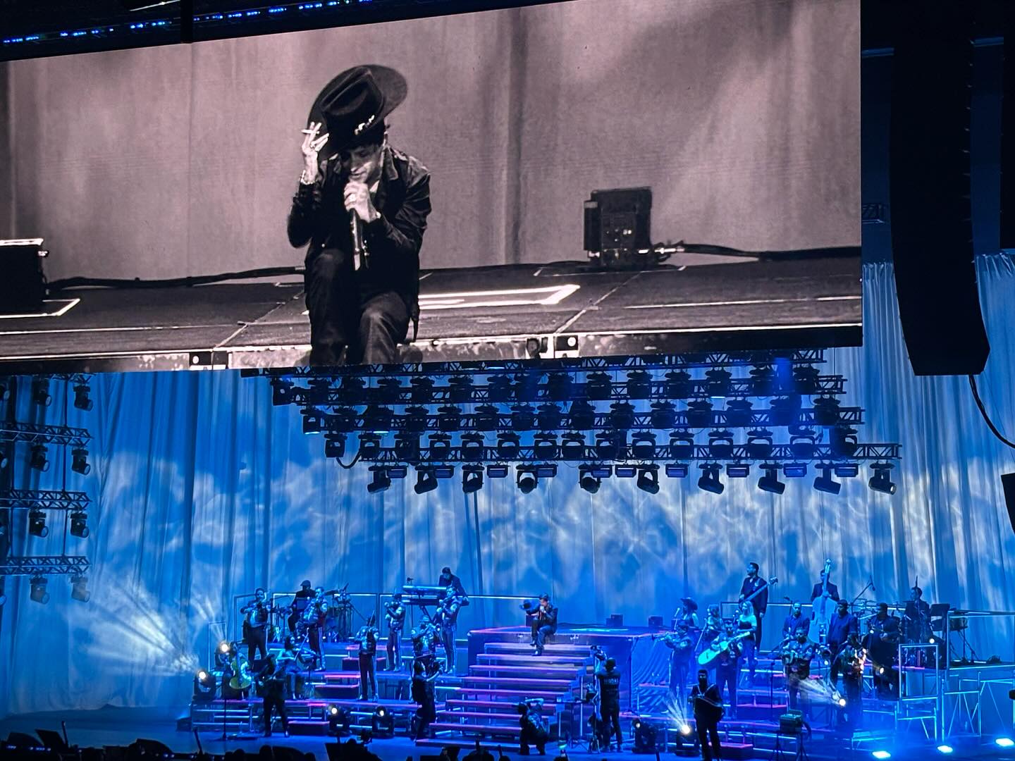 Christian Nodal canta Brillas de León Larregui