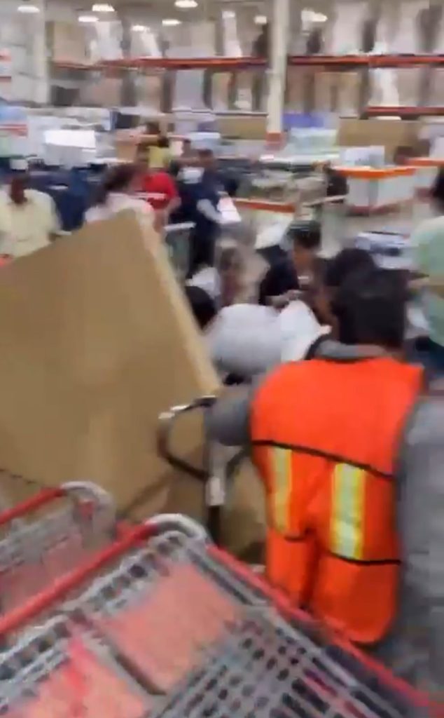 Pelea en Costco por ventilador