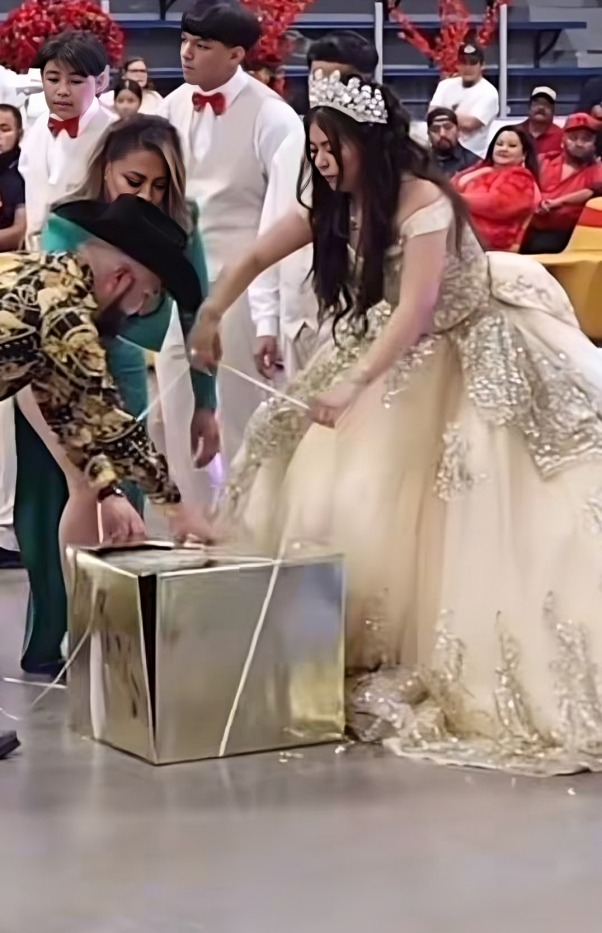 Mamá y papá abriendo regalo de la quinceañera