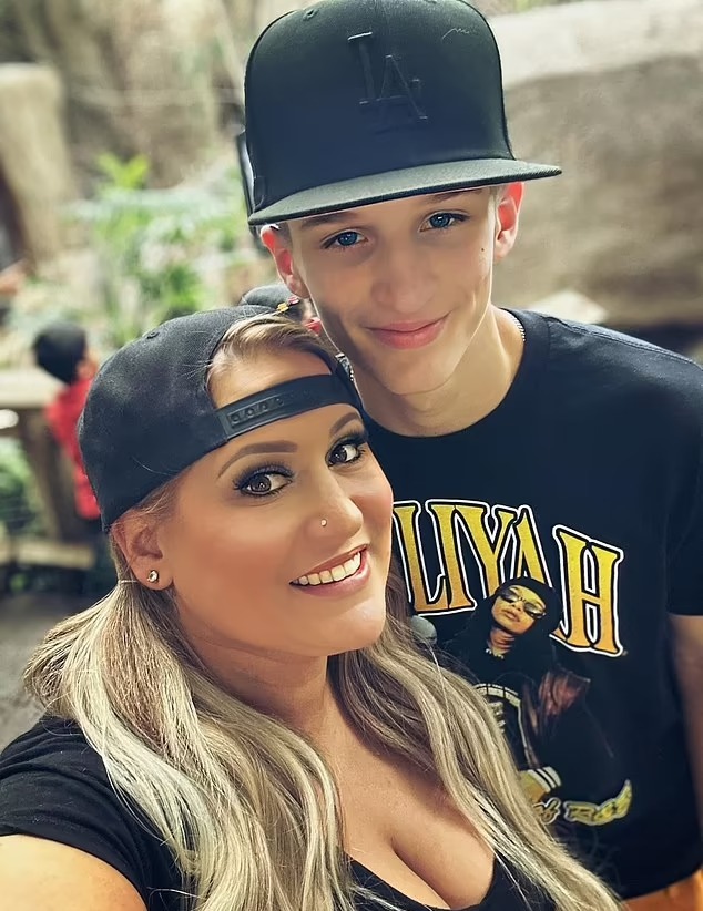 Rayce Ogdahl y su mamá