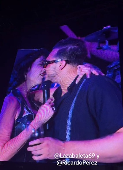 Ricardo Pérez y Susana Zabaleta beso en concierto