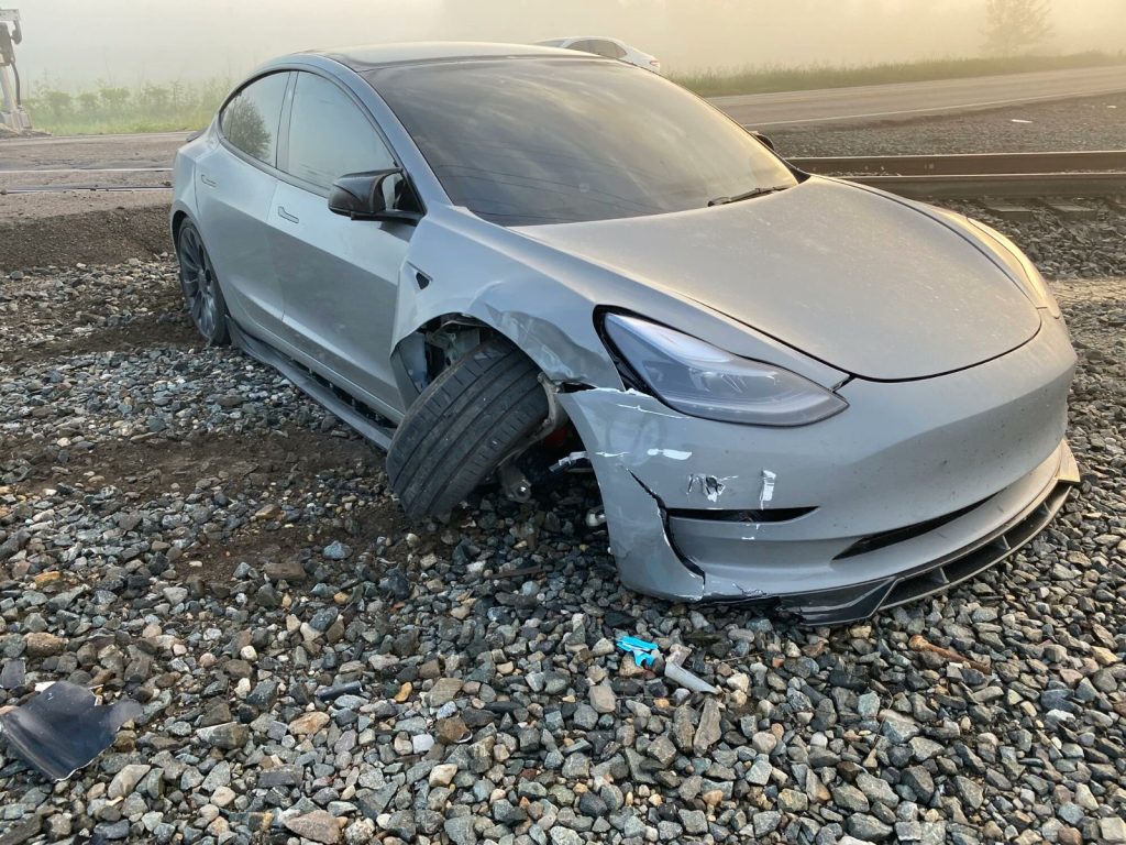 Tesla choca contra ferrocarril