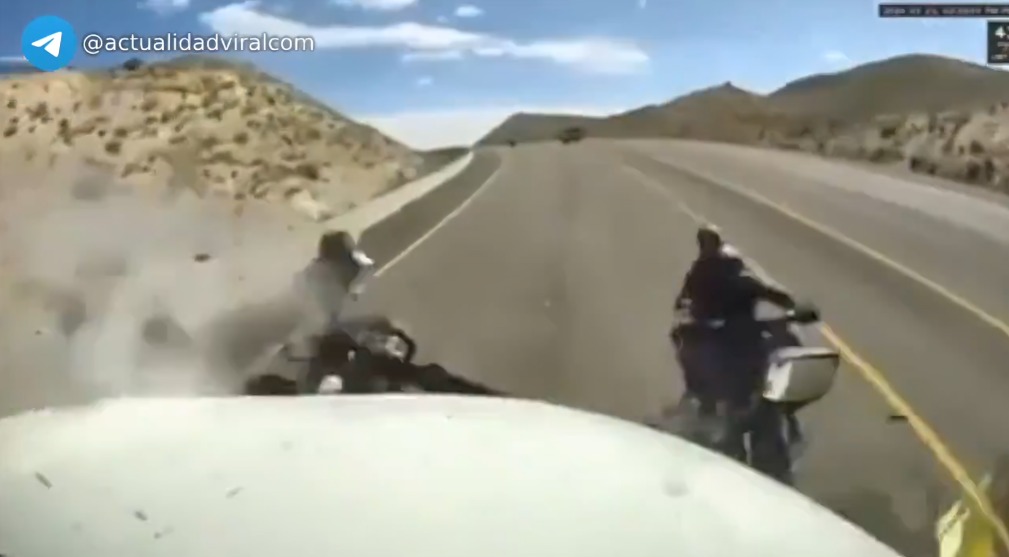 tráiler impacta contra motociclistas y los mata