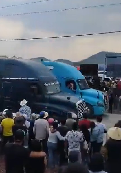 Conductor de tráiler escapa tras arrancones en Hidalgo